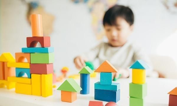 關(guān)注自閉癥｜和大家一樣正常長大 我的孩子為何突然不說話？